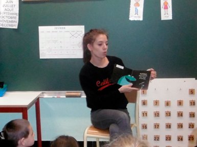 Agnès en intervention dans une classe